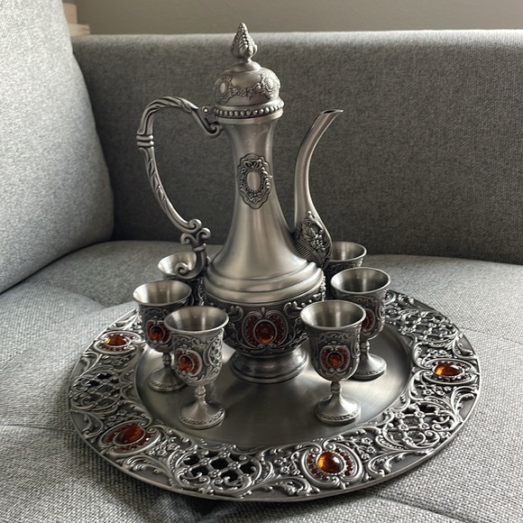 pewter decanter with cups & tray - Picture 5 of 17